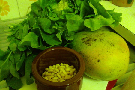 Салат с рукколой, манго и кедровыми орешками: шаг 1