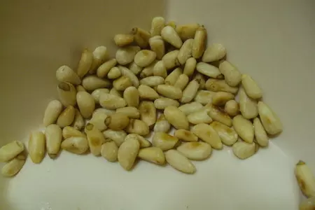 Салат с рукколой, манго и кедровыми орешками: шаг 2