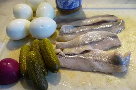 Рубленная сельдь (heringhäckerle) со сладкой баварской горчицей: шаг 1