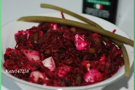 Салат со свеклой, брынзой и черемшой: шаг 1
