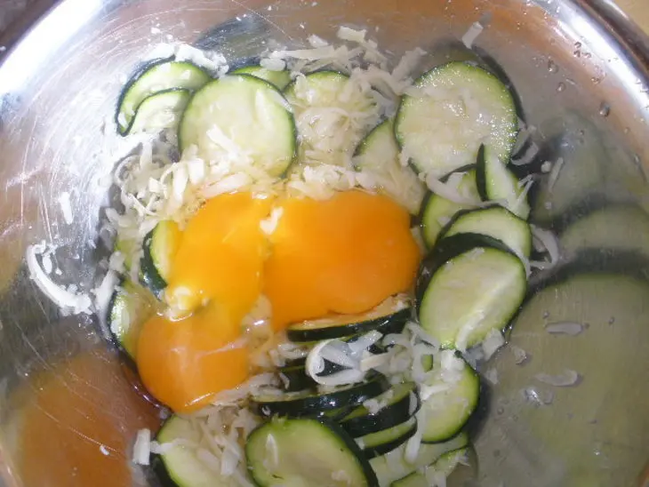 Запеканка с мясом на подкладке из сырного суфле с цуккини: шаг 1