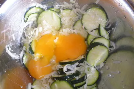 Запеканка с мясом на подкладке из сырного суфле с цуккини: шаг 1