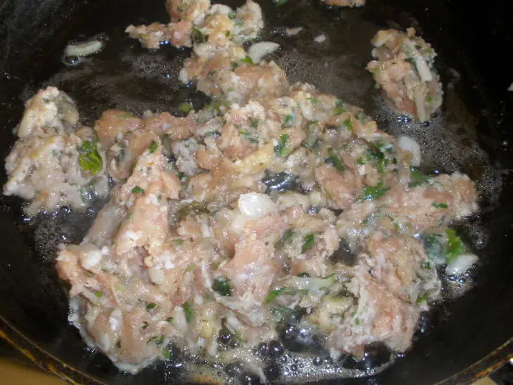 Запеканка с мясом на подкладке из сырного суфле с цуккини: шаг 2