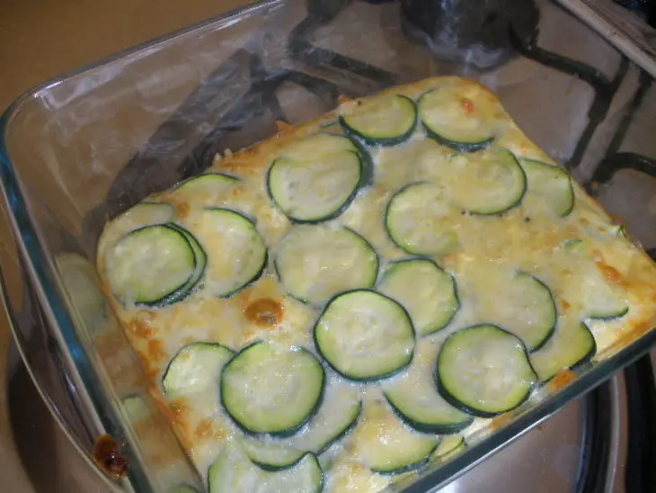 Запеканка с мясом на подкладке из сырного суфле с цуккини: шаг 3