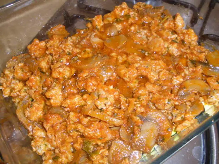 Запеканка с мясом на подкладке из сырного суфле с цуккини: шаг 4