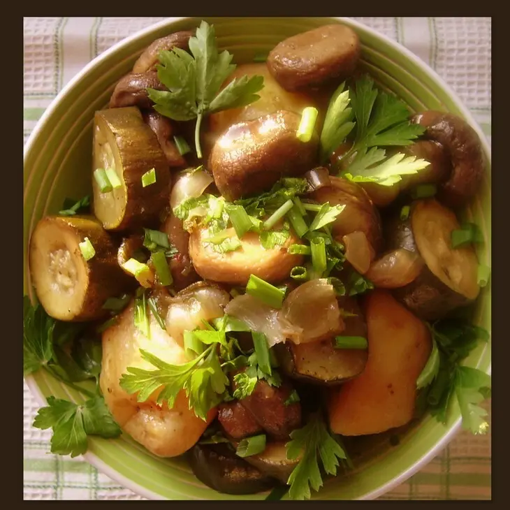 Картофель, шампиньоны и цуккини с соусом - чили, в рукаве: шаг 2