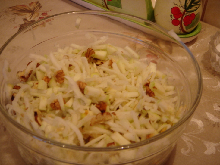 Салат из кольраби с яблоком  и грецкими орехами: шаг 3