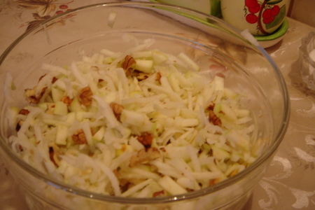 Салат из кольраби с яблоком  и грецкими орехами: шаг 3