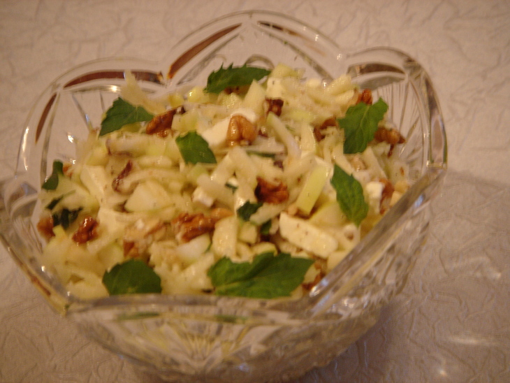 Салат из кольраби с яблоком  и грецкими орехами: шаг 4