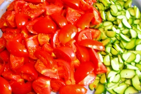 Консервированный салат из помидоров и огурцов: шаг 2