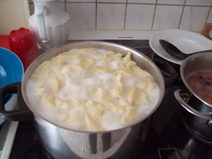 Галушки с ягодным соусом: шаг 2