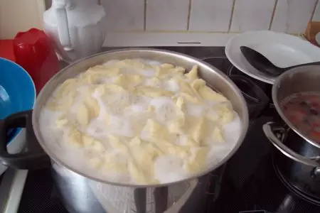Галушки с ягодным соусом: шаг 2