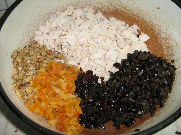 Салат из куриной грудки с черносливом и маслинами: шаг 2