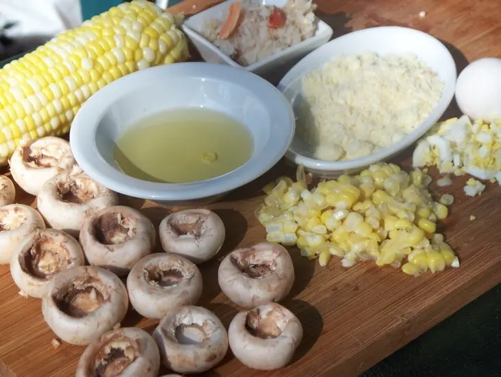 Грибы фаршированные крабами,кукурузой и яйцом   !!!: шаг 1