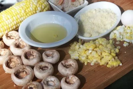 Грибы фаршированные крабами,кукурузой и яйцом   !!!: шаг 1