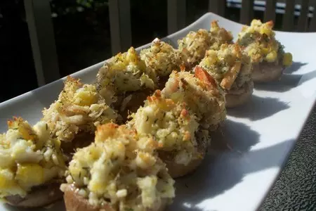 Грибы фаршированные крабами,кукурузой и яйцом   !!!: шаг 3