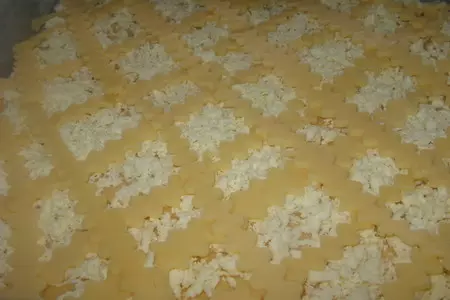 Пирог с двумя видами сыра из теста для пиццы.: шаг 7
