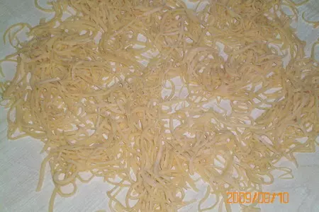 Куринный супчик с домашней лапшой и алычой: шаг 6
