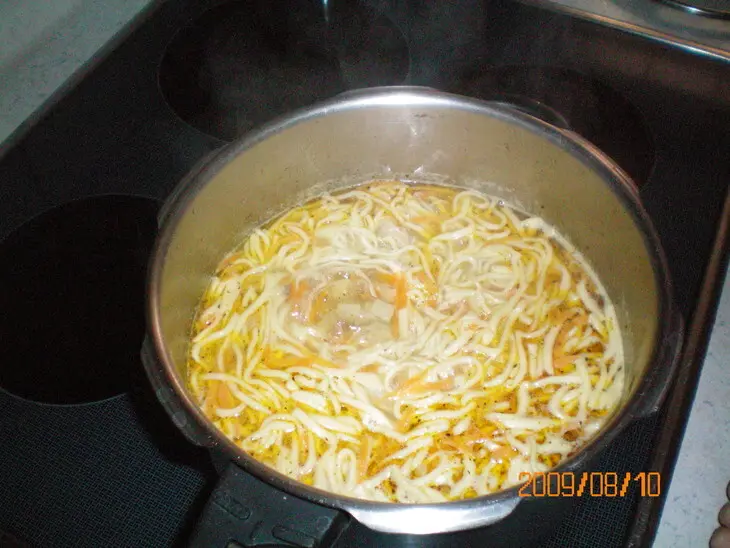Куринный супчик с домашней лапшой и алычой: шаг 8