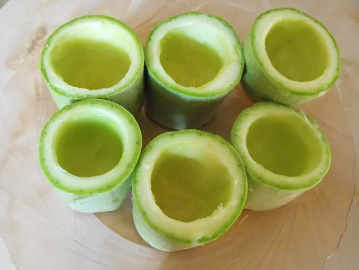 Кабачковые бочонки с креветками.: шаг 1