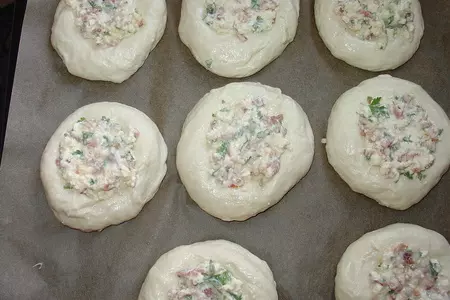 Булочки-ватрушки с брынзой и беконом.: шаг 2