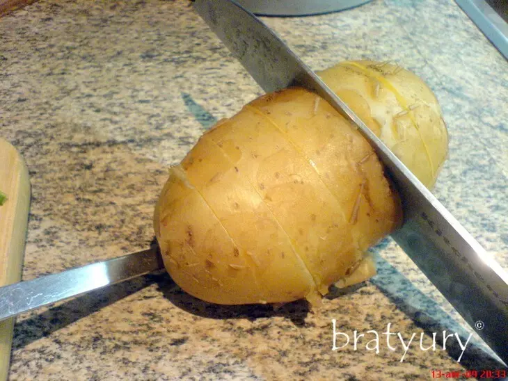 Катофель "веером" в духовке с минимумом приправ, однако исключительно вкусно: шаг 2