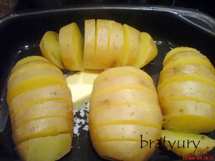 Катофель "веером" в духовке с минимумом приправ, однако исключительно вкусно: шаг 3