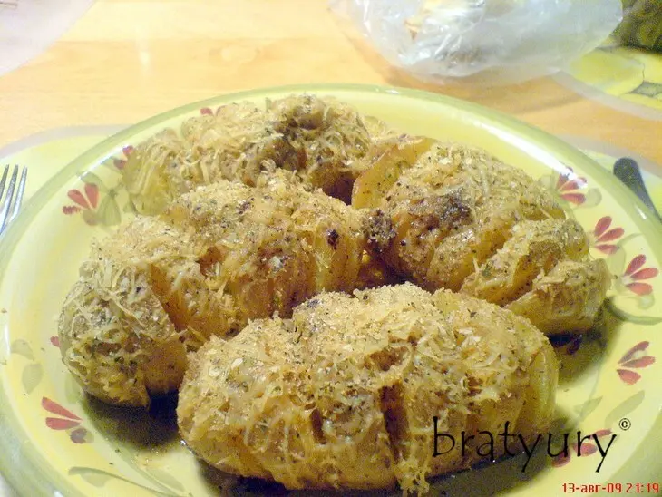 Катофель "веером" в духовке с минимумом приправ, однако исключительно вкусно: шаг 9
