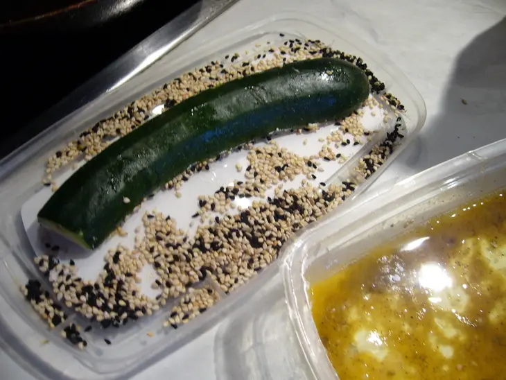 Мини-цукини с кунжутной корочкой и салатом-соусом из редиски: шаг 4