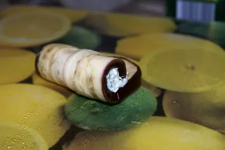 Баклажановые рулетики запеченные с творогом и беконом: шаг 4