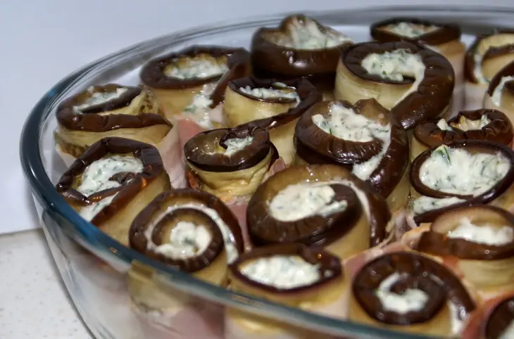 Баклажановые рулетики запеченные с творогом и беконом: шаг 6