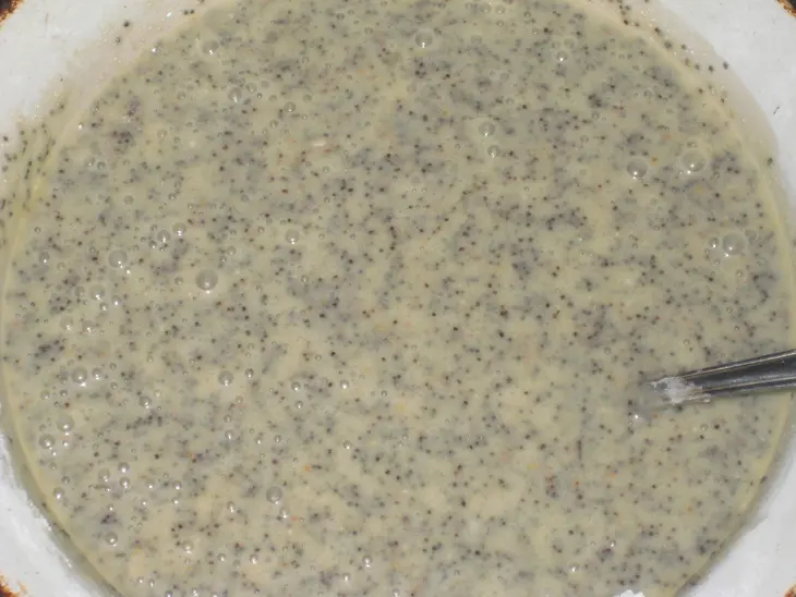 Скорый пирог со сгущенкой и маком: шаг 4