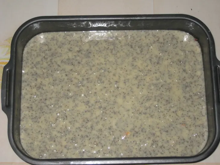 Скорый пирог со сгущенкой и маком: шаг 5