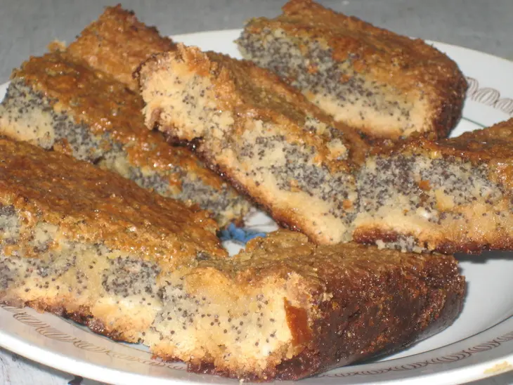 Скорый пирог со сгущенкой и маком: шаг 8