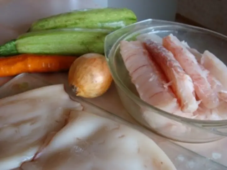 Запеканка с рыбой, кальмарами , овощами и рисом: шаг 1