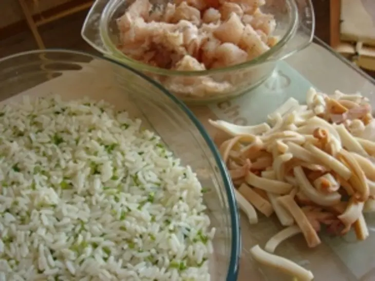 Запеканка с рыбой, кальмарами , овощами и рисом: шаг 3