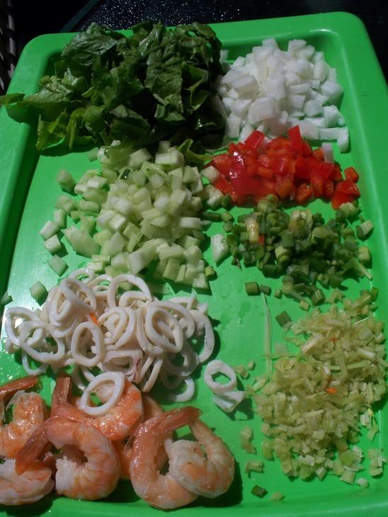 Салат с креветками и кальмарами: шаг 1