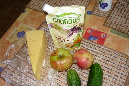 Салат сырный со свежими огурцами: шаг 1