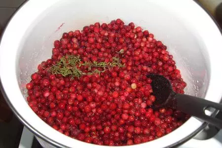 Брусничное варенье: шаг 1