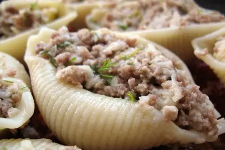 Фаршированные конкильоне под соусом маринара: шаг 2