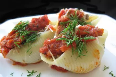 Фаршированные конкильоне под соусом маринара: шаг 3