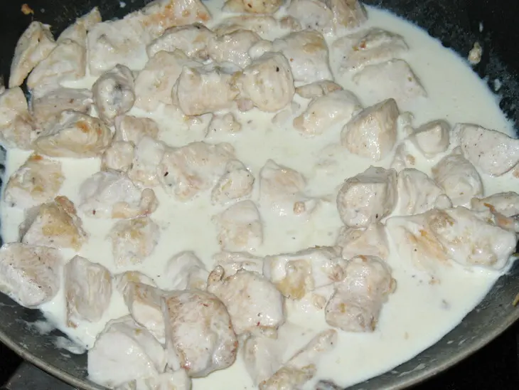 Курочка в сливочно-сырном соусе с миндалем и брокколи.: шаг 4