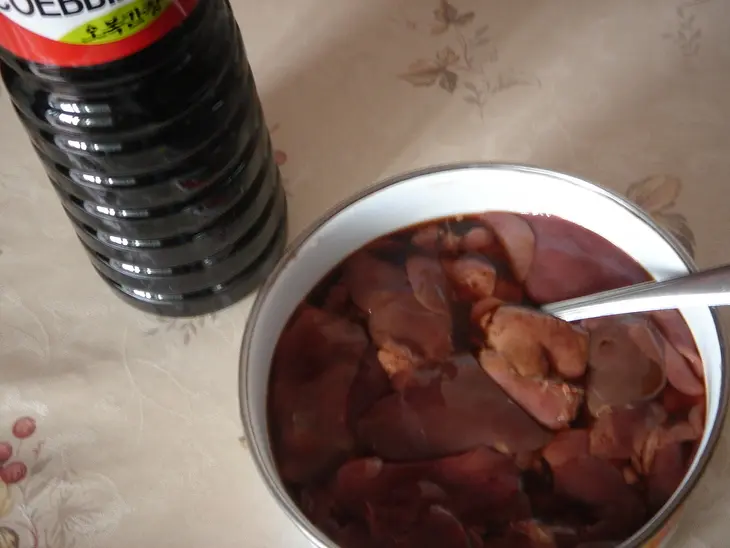 Куриная печень  со сливами  и медом: шаг 1