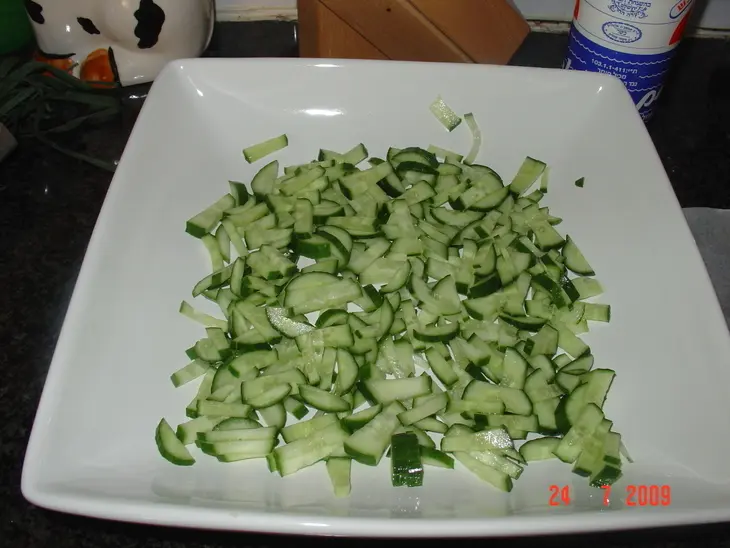Салат овощной с крабовыми палочками и брынзой: шаг 1