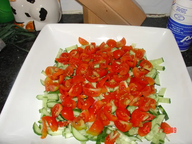 Салат овощной с крабовыми палочками и брынзой: шаг 2
