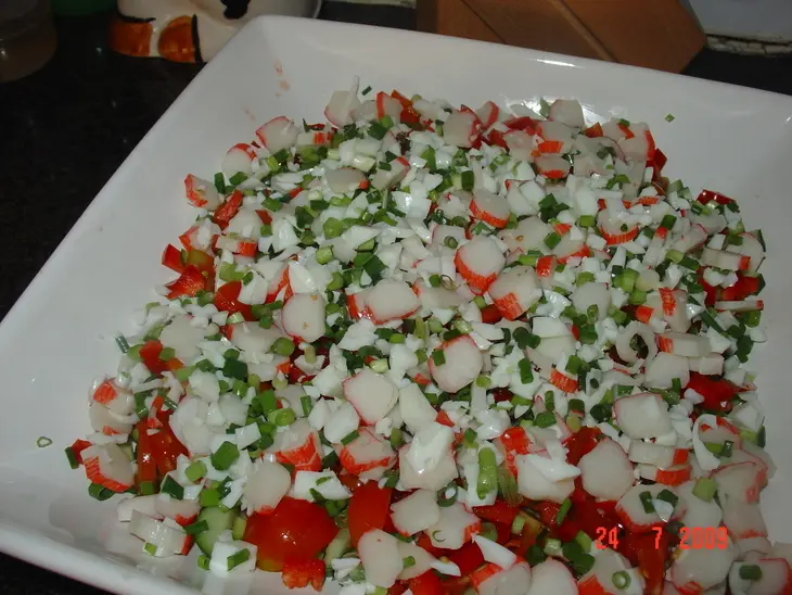 Салат овощной с крабовыми палочками и брынзой: шаг 3