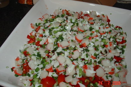 Салат овощной с крабовыми палочками и брынзой: шаг 3