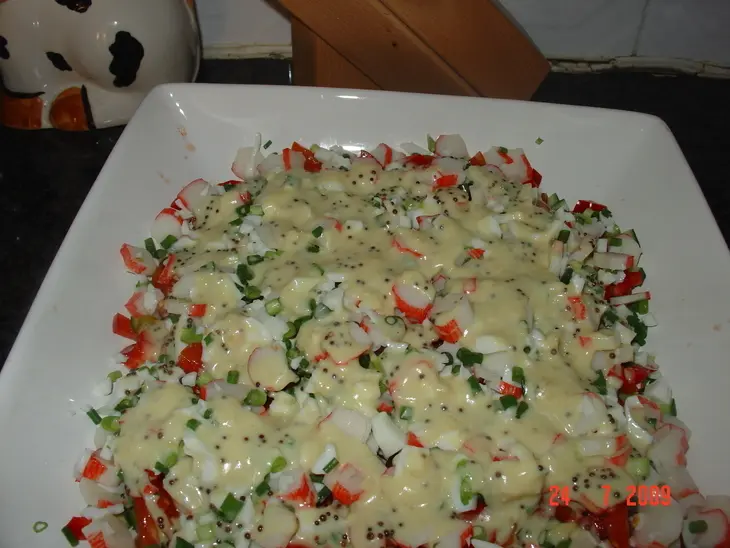 Салат овощной с крабовыми палочками и брынзой: шаг 4