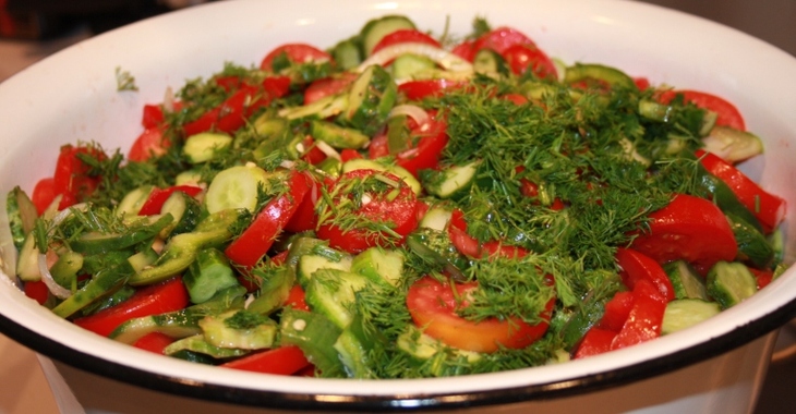 Салат из томатов,огурцов и сладкого перца.острый: шаг 1