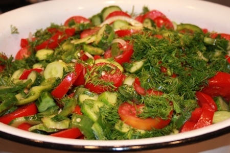 Салат из томатов,огурцов и сладкого перца.острый: шаг 1